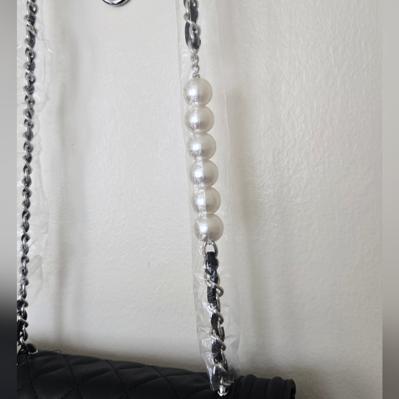 Badgley Mischka Quilted letter Turn lock Crossbody Bomber Pearls Black NWT - Picture 5 of 10